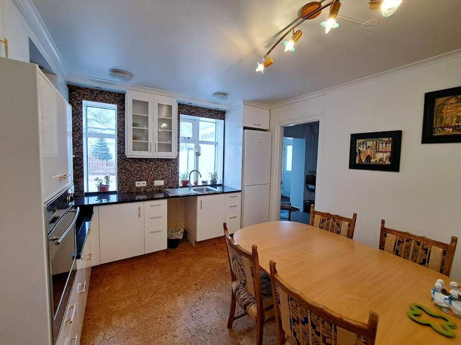 אקורירי Spacious Apartment -Top Location מראה חיצוני תמונה
